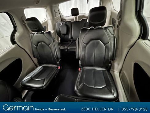 Used 2023 Chrysler Pacifica Touring-L image 30