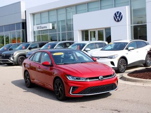 Used 2025 Volkswagen Jetta SE w/ Sunroof Package FWD image 1