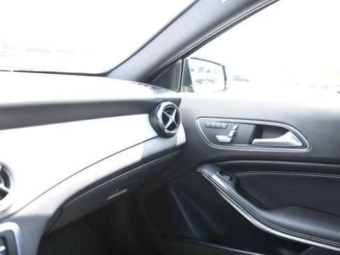 Used 2020 Mercedes-Benz GLA 250 image 21