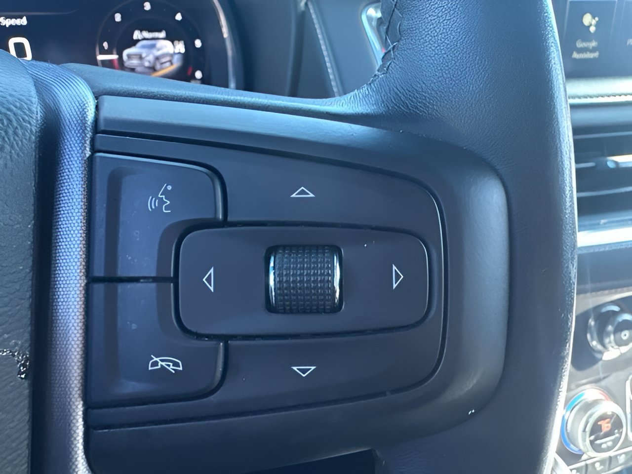Used 2023 GMC Yukon XL SLT AWD/4WD image 5