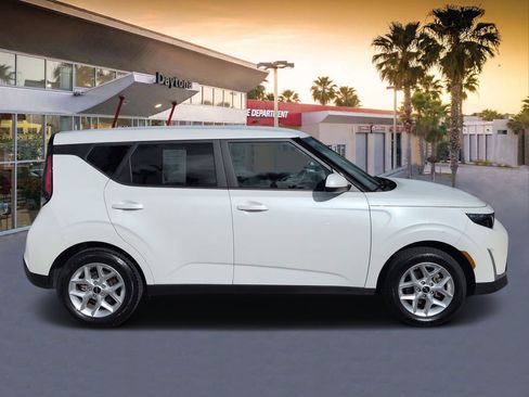 Used 2025 Kia Soul LX w/ LX Technology Package FWD image 2