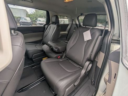 New 2026 Kia Carnival EX FWD image 14
