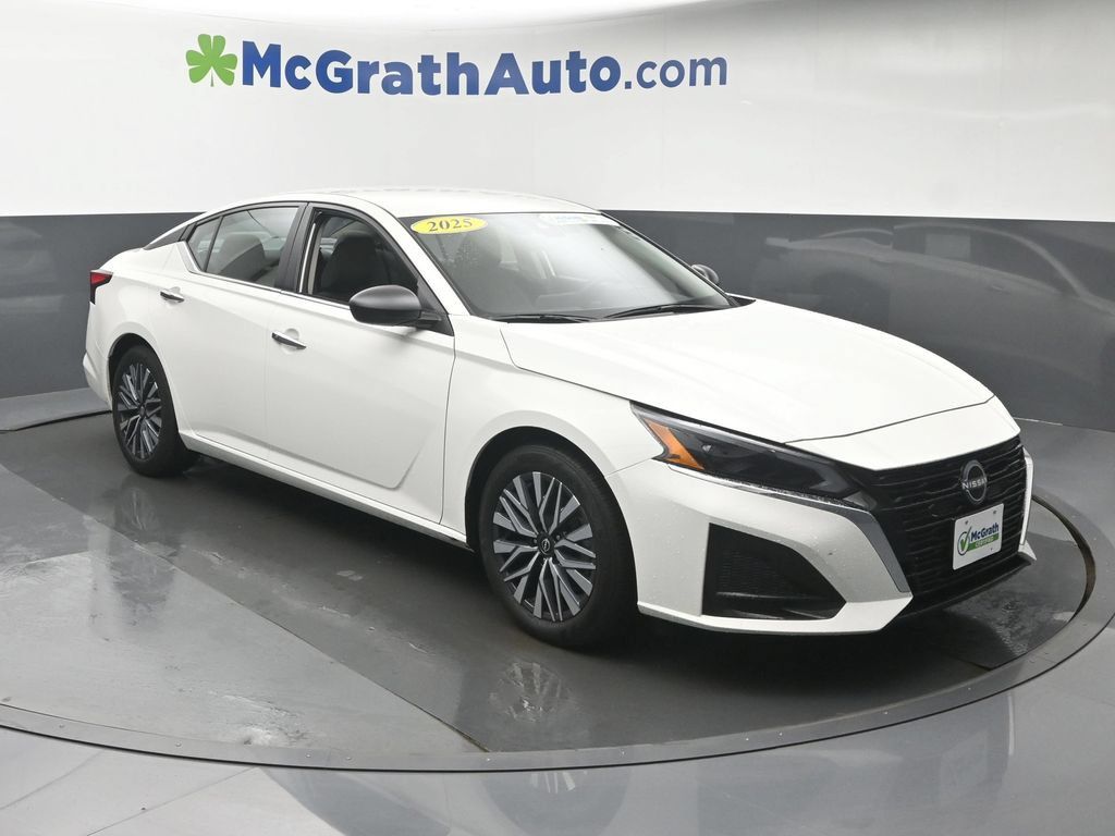 Used 2025 Nissan Altima 2.5 SV FWD image 2