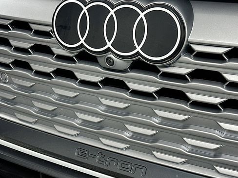 Used 2024 Audi Q8 e-tron Premium Plus w/ Premium Plus Package image 15