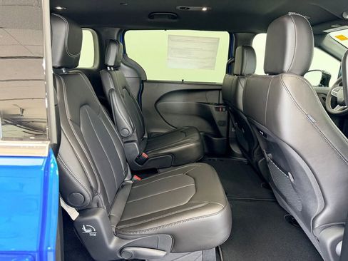 New 2027 Chrysler Pacifica Select AWD/4WD image 10