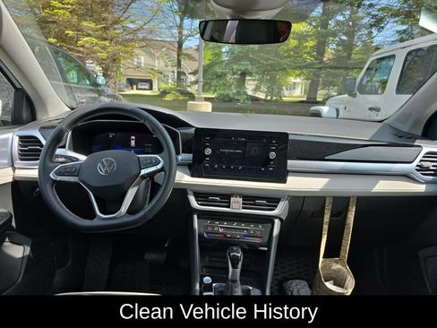 Used 2025 Volkswagen Taos SE w/ Panoramic Sunroof Package FWD image 4