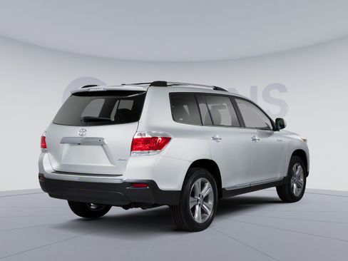 Used 2013 Toyota Highlander FWD w/ Cold Weather Pkg image 2