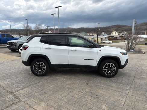 Used 2025 Jeep Compass Trailhawk image 9