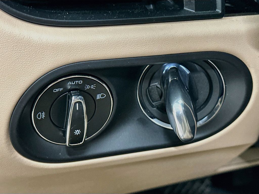 Certified 2025 Porsche Macan AWD/4WD image 11