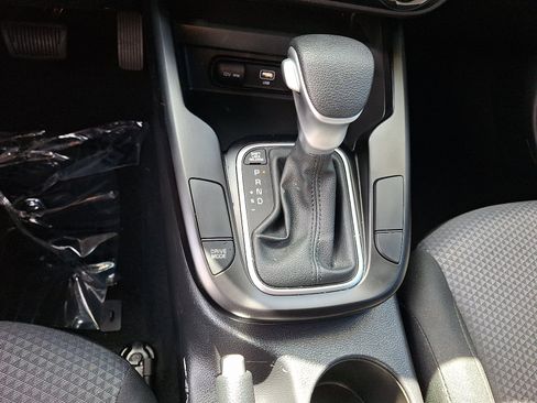 Used 2025 Kia Soul LX w/ LX Technology Package FWD image 17