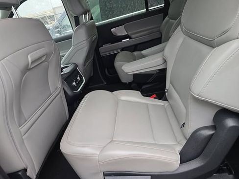 Used 2025 Ford Expedition Active AWD/4WD image 13