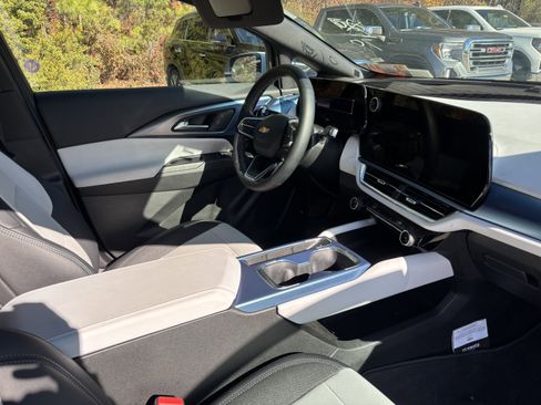 Used 2025 Chevrolet Equinox EV LT image 7