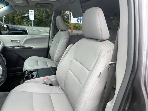 Used 2017 Toyota Sienna XLE w/ XLE Navigation Package AWD/4WD image 18