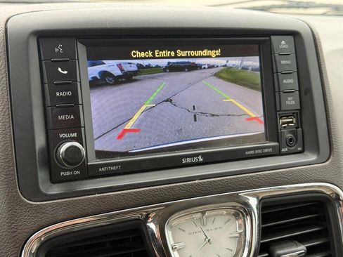 Used 2014 Chrysler Town & Country Touring-L w/ Driver Convenience Group FWD image 19