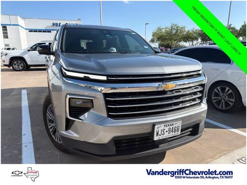 Used 2025 Chevrolet Traverse LT w/ Driver Confidence Package FWD image 4