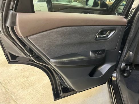 Used 2023 Nissan Rogue SV AWD/4WD image 23
