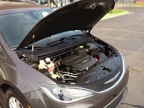 Used 2018 Chrysler Pacifica Touring-L FWD image 65