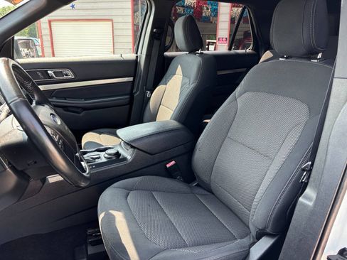 Used 2018 Ford Explorer XLT AWD/4WD image 8