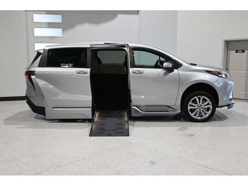Used 2024 Toyota Sienna Platinum FWD image 17
