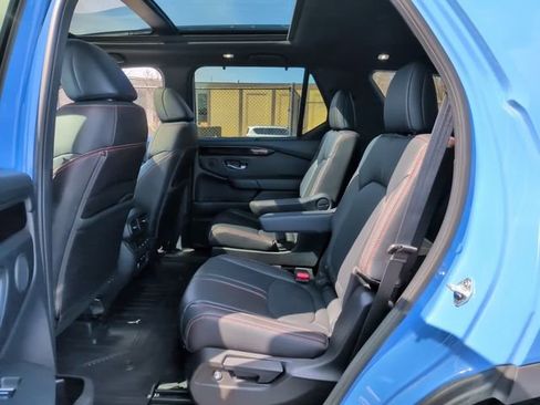 Used 2025 Honda Pilot TrailSport image 14