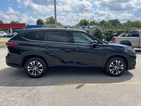 Used 2021 Toyota Highlander XLE image 10