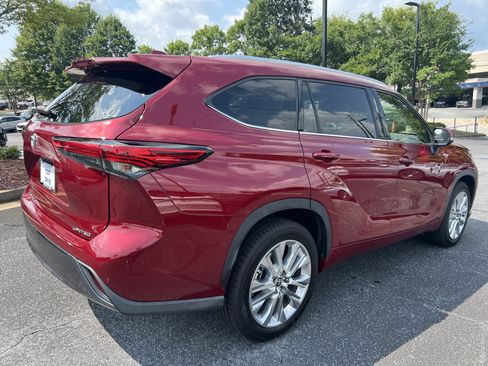 Used 2021 Toyota Highlander Limited FWD image 4
