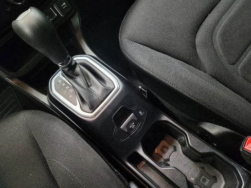 Used 2021 Jeep Renegade Latitude FWD image 26