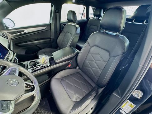 Used 2024 Volkswagen Atlas Cross Sport SE w/ Panoramic Sunroof Package FWD image 20