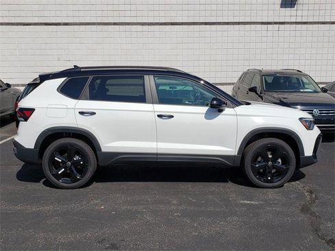 New 2025 Volkswagen Taos SE image 2