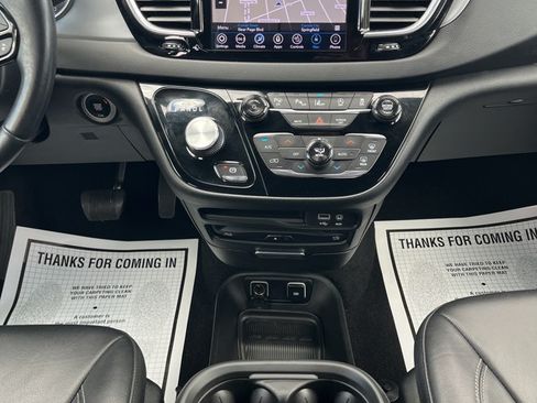 Used 2018 Chrysler Pacifica Touring-L Plus w/ Advanced Safetytec Group FWD image 16