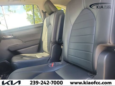 Used 2023 Toyota Highlander XLE FWD image 16