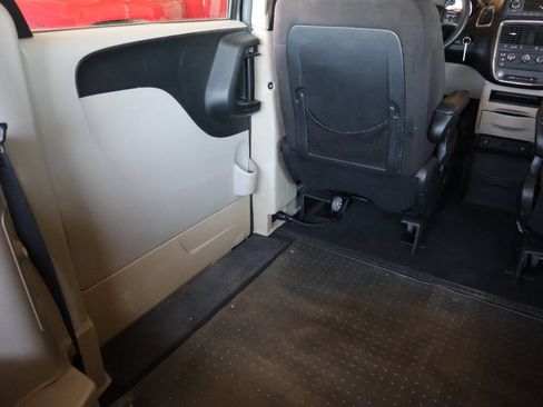 Used 2012 Dodge Grand Caravan American Value Package FWD image 28