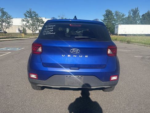 Used 2022 Hyundai Venue Limited w/ Cargo Package FWD image 6