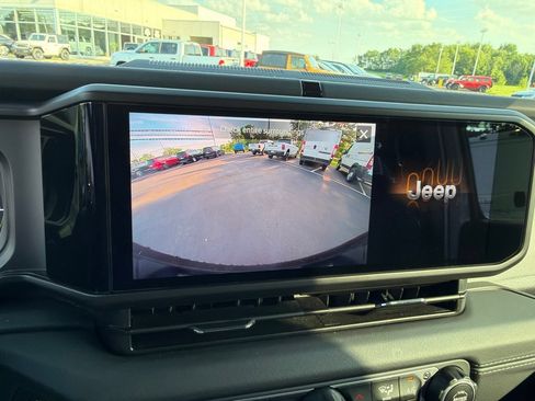 Used 2025 Jeep Wrangler Unlimited Sahara AWD/4WD image 26