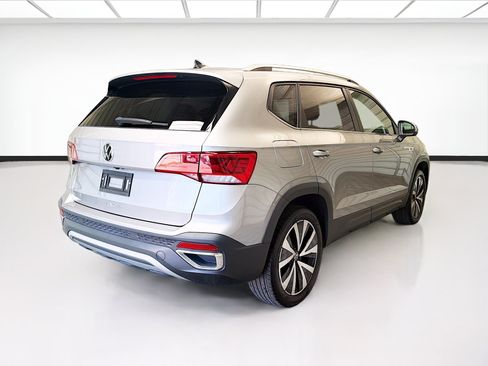 Used 2024 Volkswagen Taos SE FWD image 4