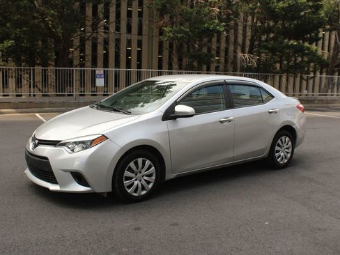 Used 2015 Toyota Corolla LE FWD image 12