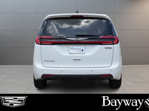 Used 2023 Chrysler Pacifica Touring-L FWD image 7