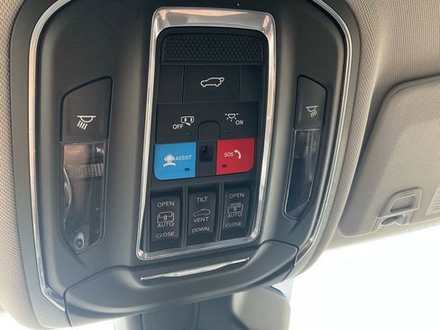 Used 2023 Jeep Grand Cherokee Limited w/ Luxury Tech Group II image 16