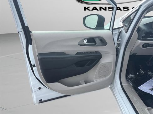 Used 2023 Chrysler Pacifica Touring-L image 29