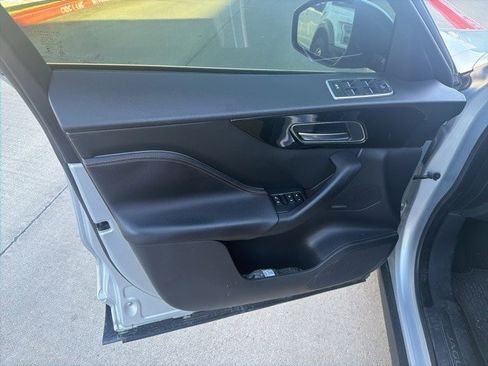 Used 2017 Jaguar F-PACE Prestige image 12