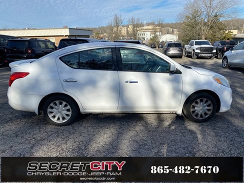 Used 2014 Nissan Versa SV image 4