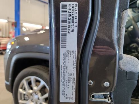 Used 2023 Jeep Compass Latitude image 30