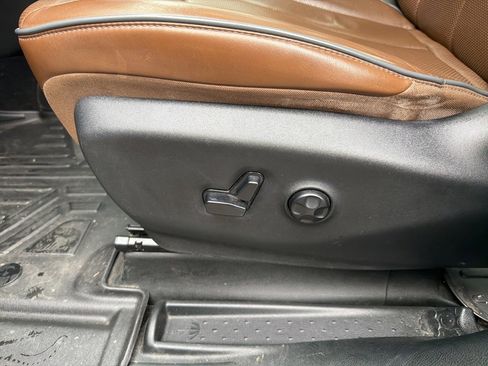 Used 2018 Chrysler Pacifica Limited w/ Tire & Wheel Group image 26