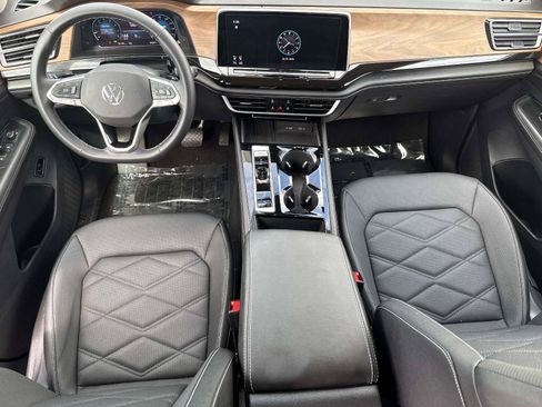 Used 2025 Volkswagen Atlas SE FWD image 18