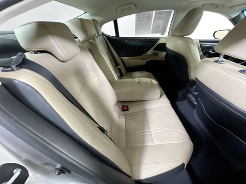 Used 2021 Lexus ES 300h Ultra Luxury w/ Accessory Package 2 image 28