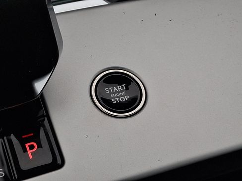 New 2025 Land Rover Range Rover SE image 18