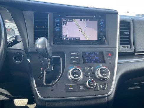 Used 2017 Toyota Sienna SE image 27