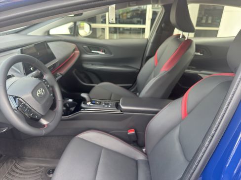 Used 2025 Toyota Prius Plug-In Hybrid image 4