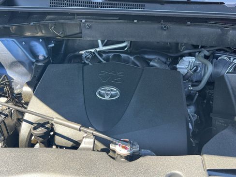 Used 2019 Toyota Highlander XLE w/ Carpet Mat Package (TMS) AWD/4WD image 24