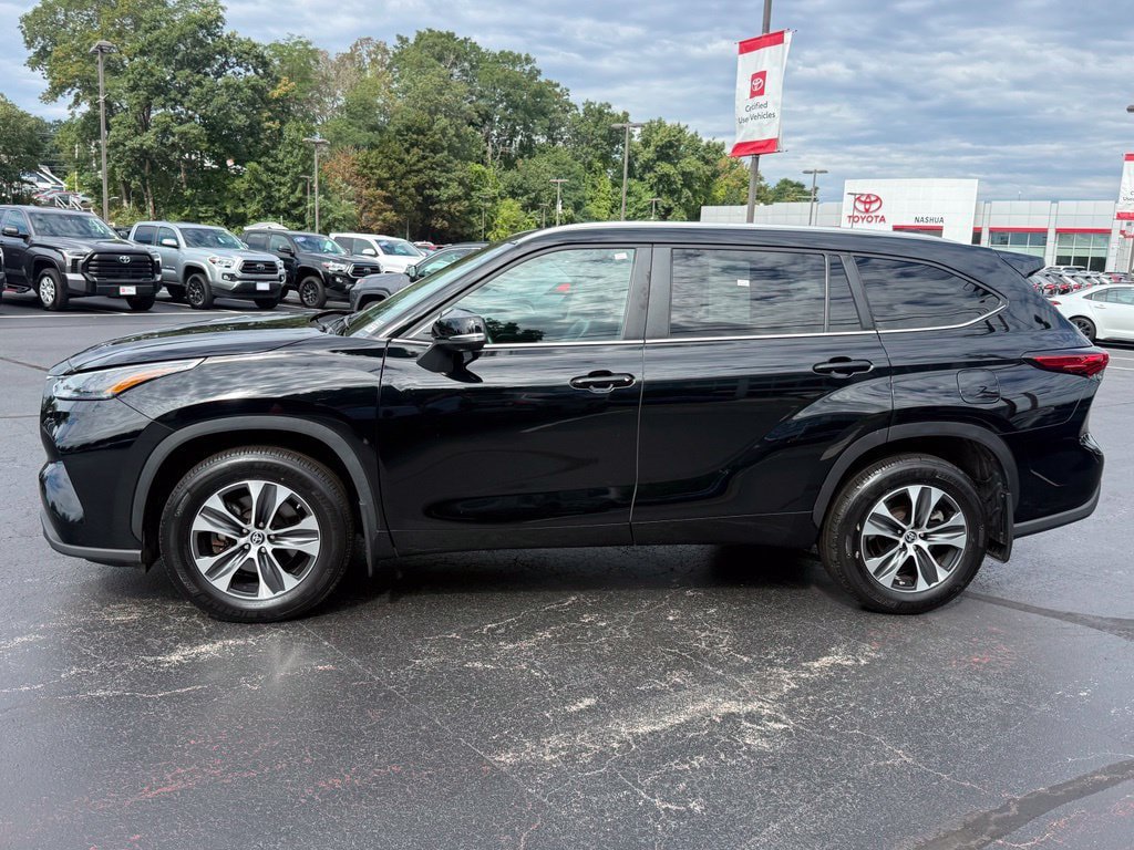 Used 2023 Toyota Highlander XLE AWD/4WD image 3